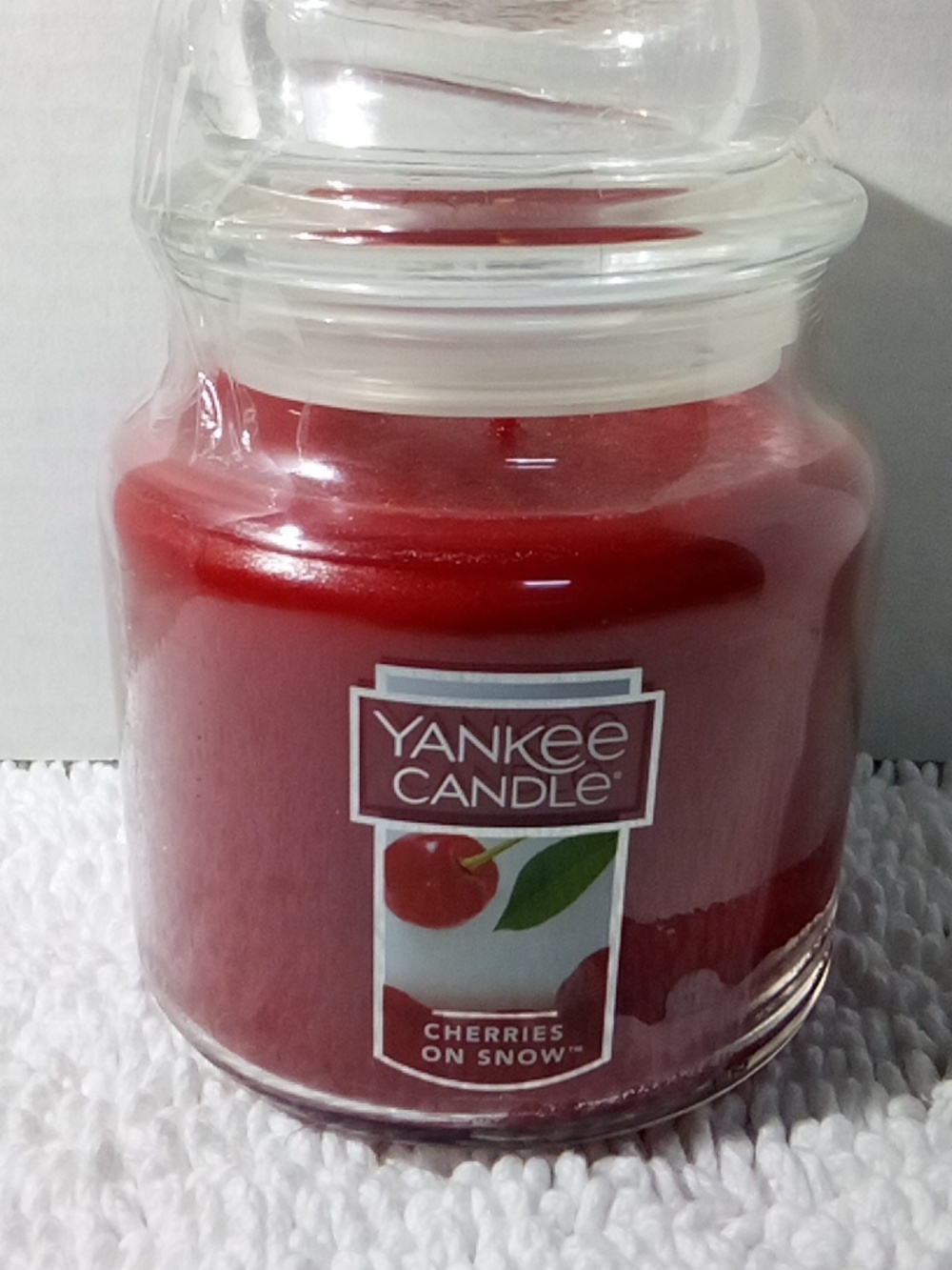 Yankee Candle Red Jar - Cherries On Snow